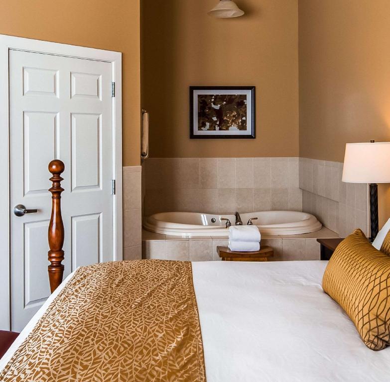 شقة بسرير مزدوج بغرفة نوم واحدة مع أريكة بحوض جاكوزي بمطبخ صغير، Best Western Plus Dutch Haus Inn And Suites 4/6