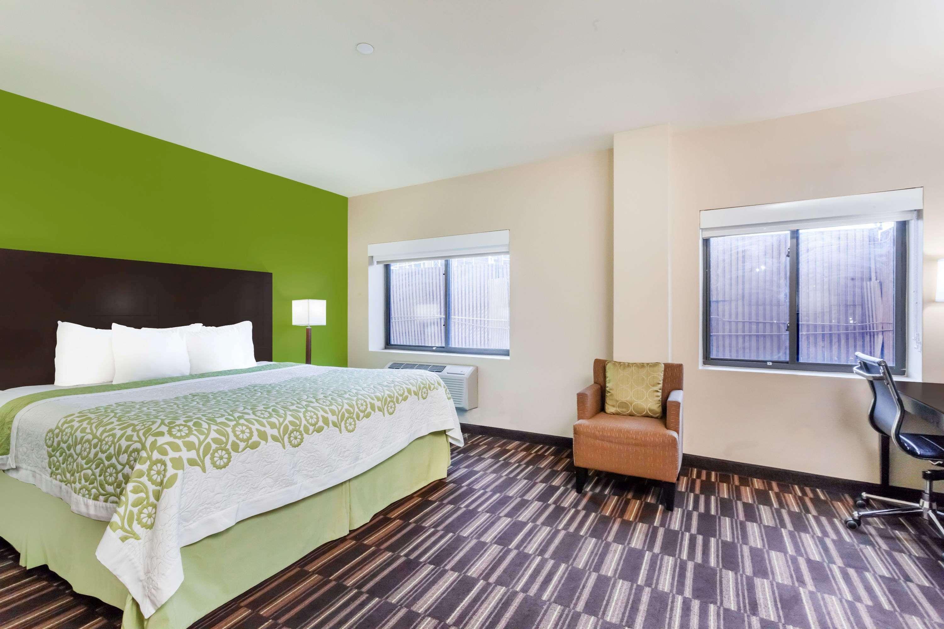 Days Inn & Suites by Wyndham Jamaica JFK Airport 6/20