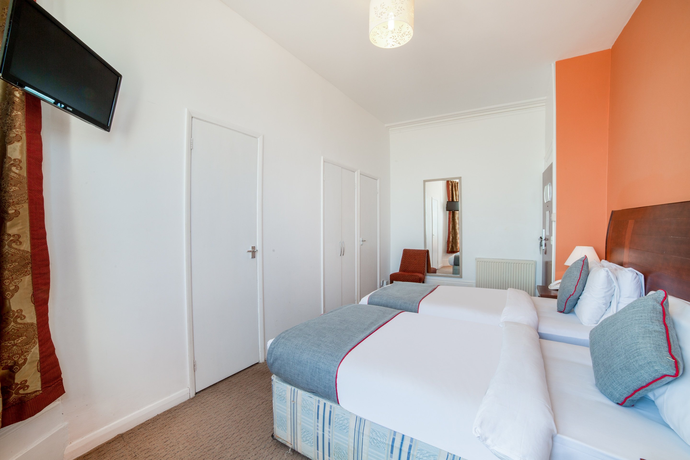OYO The Strand Hotel 24/39
