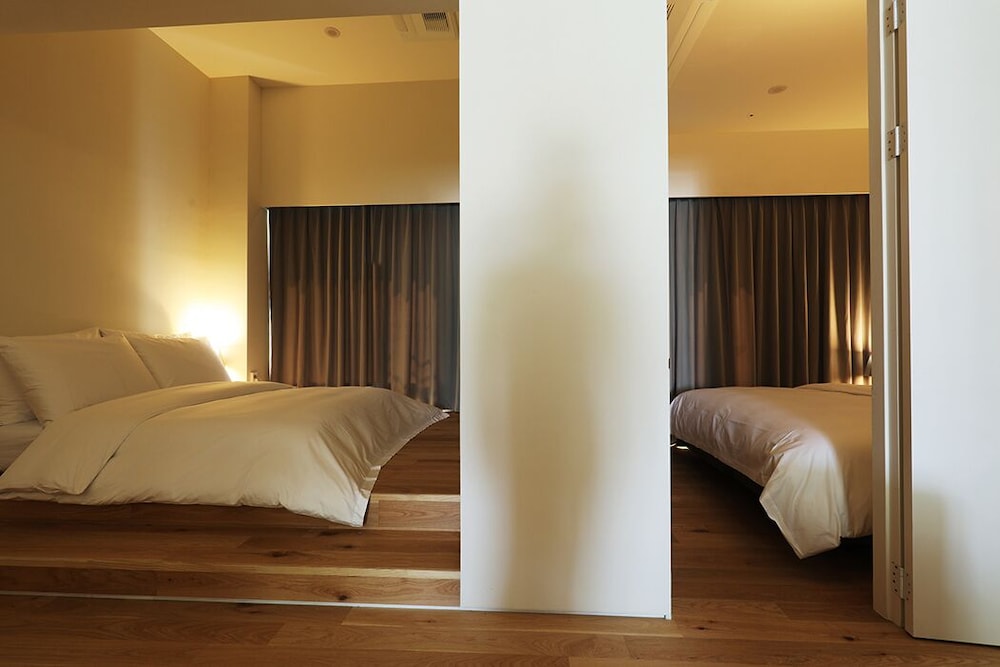 Hotel 498 9/42