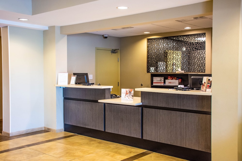CANDLEWOOD SUITES OVERLAND PARK 6/59