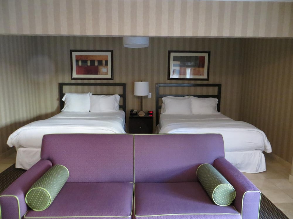 7 Springs Inn Suites 24/60