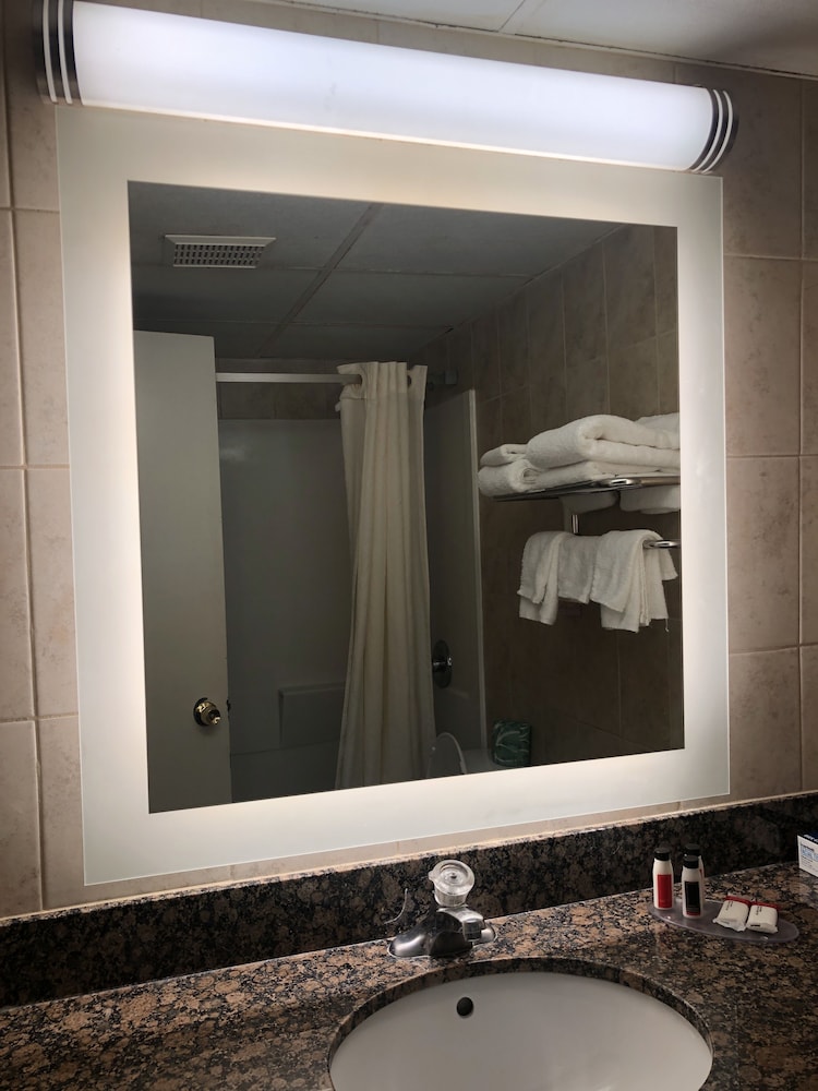 Howard Johnson by Wyndham North Bergen 20/21