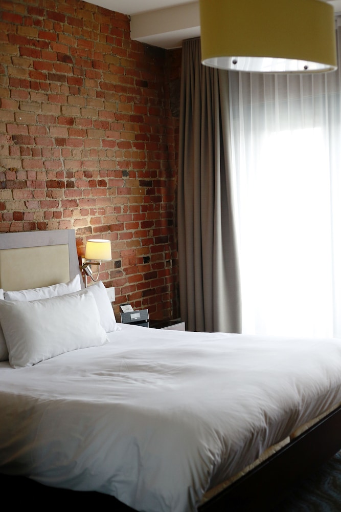 ATRIUM, KING BED