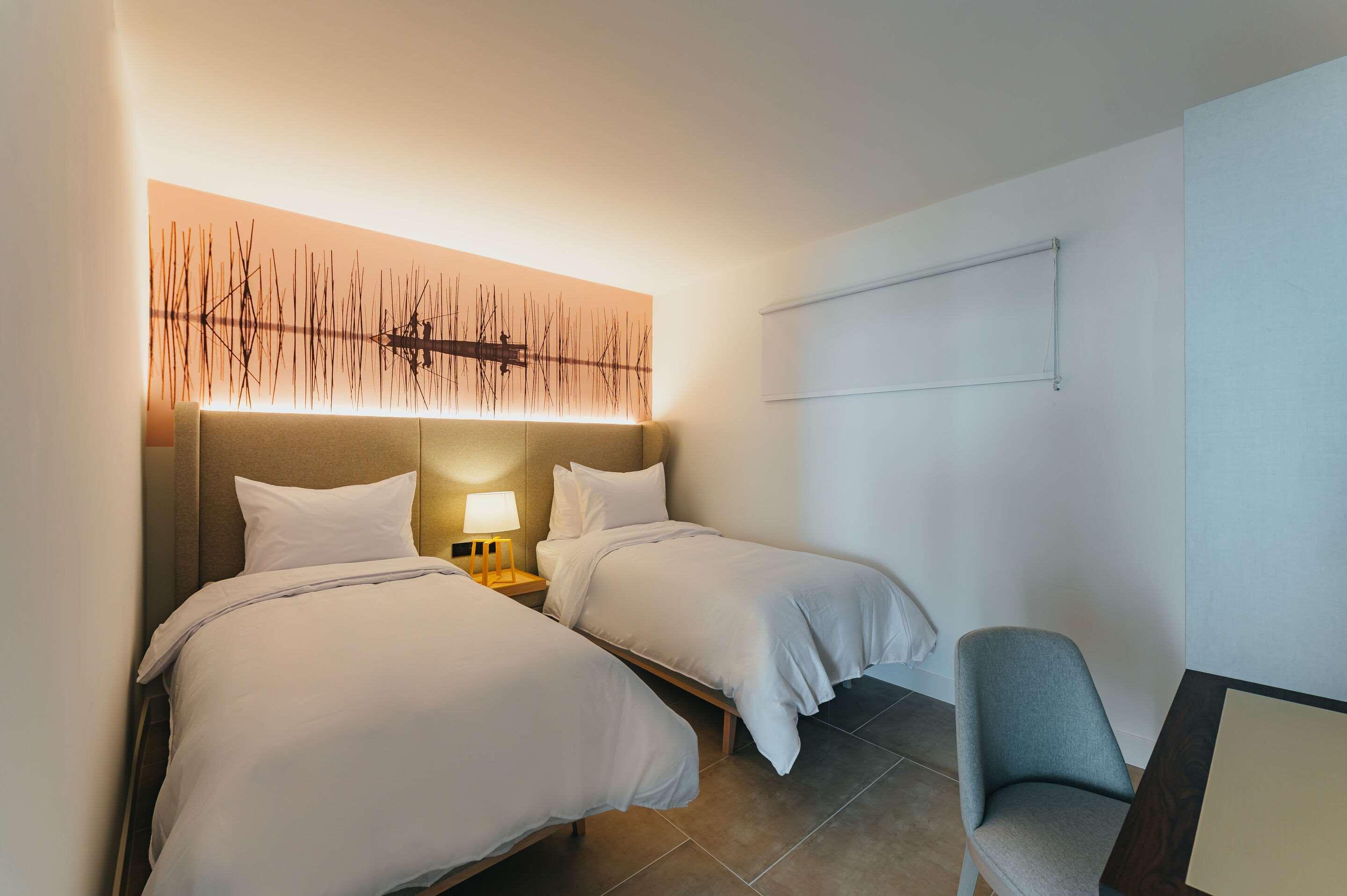 SUITE, KING AND TWIN BEDS