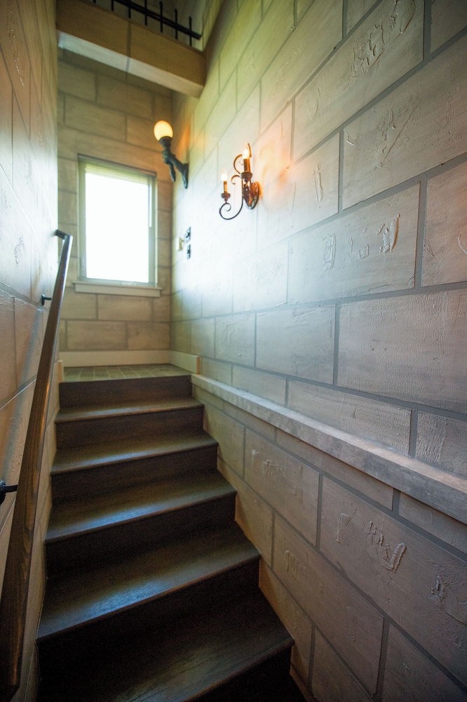 Eureka Springs Treehouses, Hobbit Caves &amp; Castles 12/52