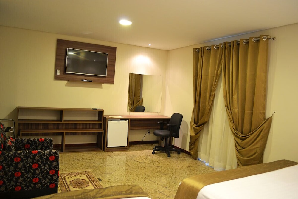 Colonial Plaza Hotel 43/68