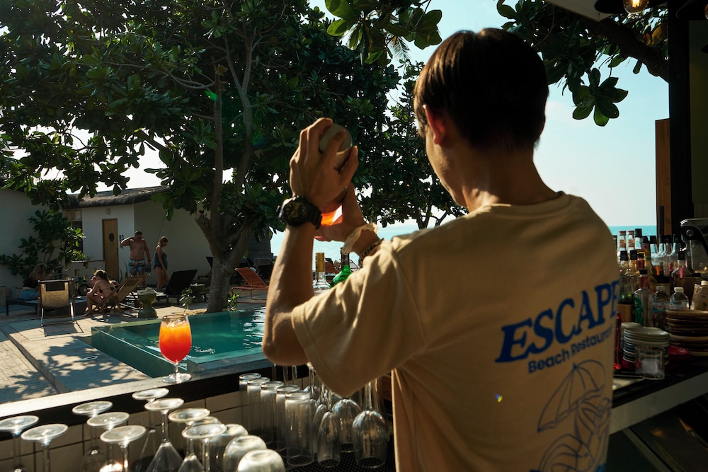 ESCAPE BEACH RESORT 48/50