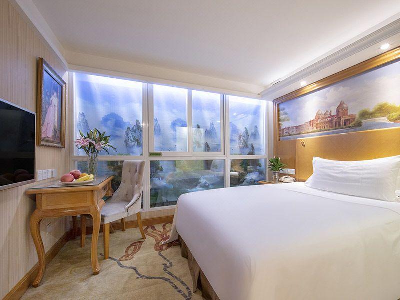 Standard, Queen Bed, No Window