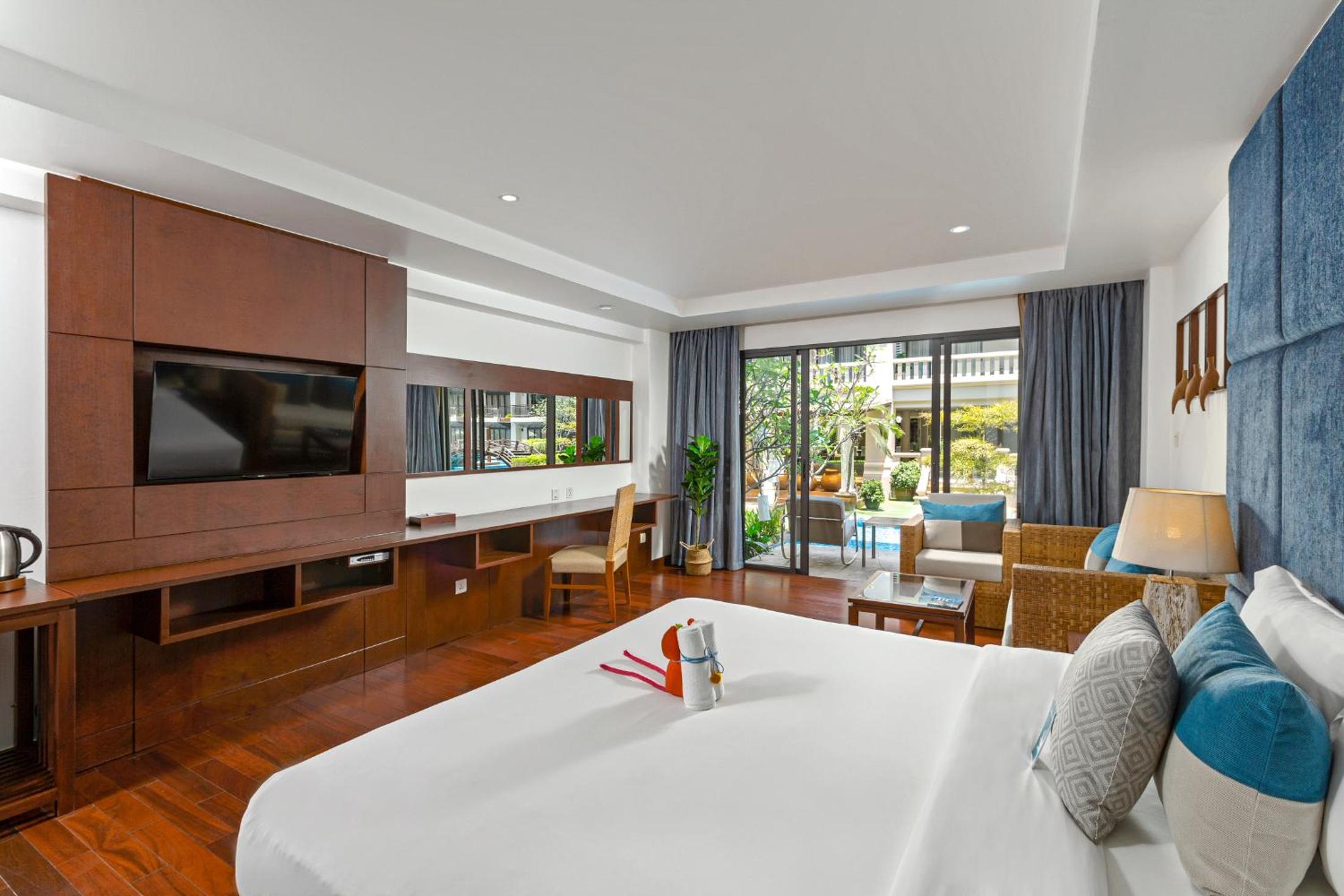 Deluxe, Pool Access