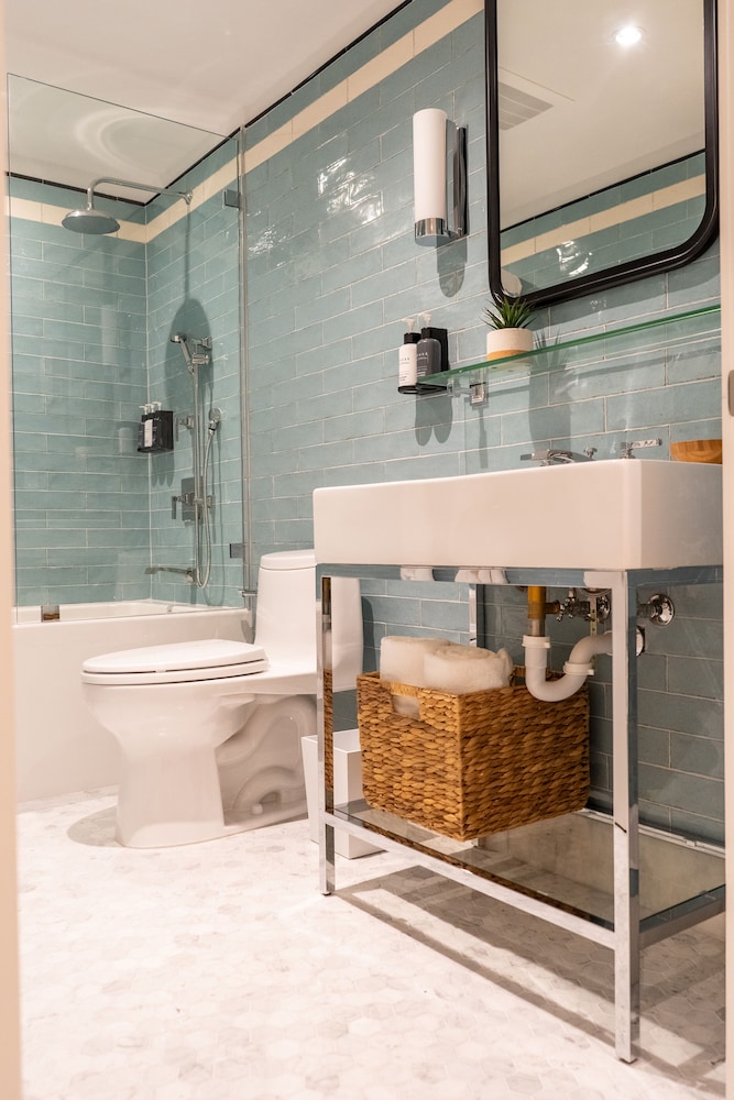 Nassau Suite Hotel 48/50