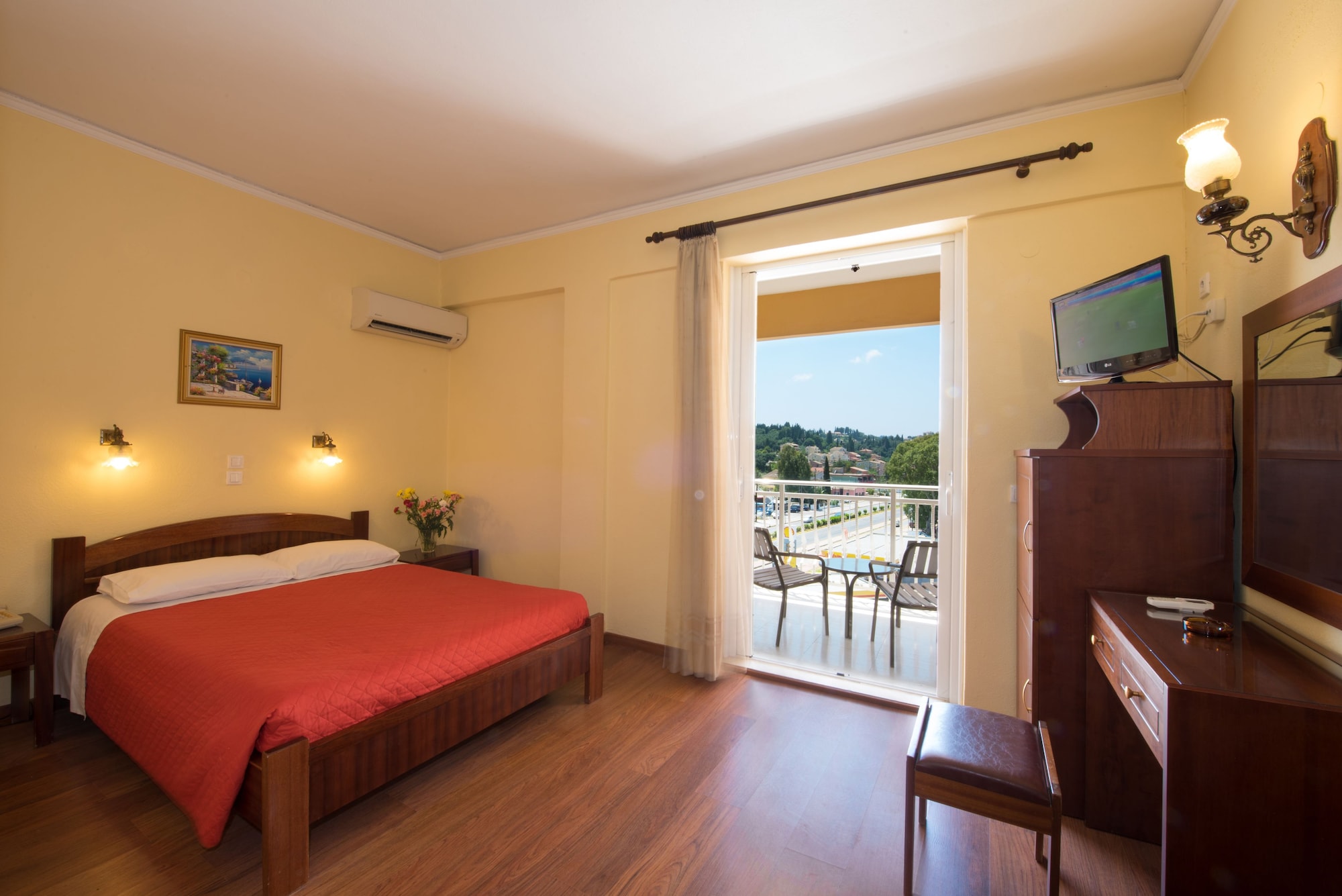 ROOM, DOUBLE OR TWIN BED