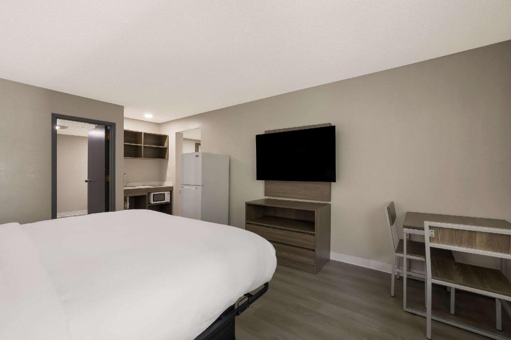 ROOM, KING BED