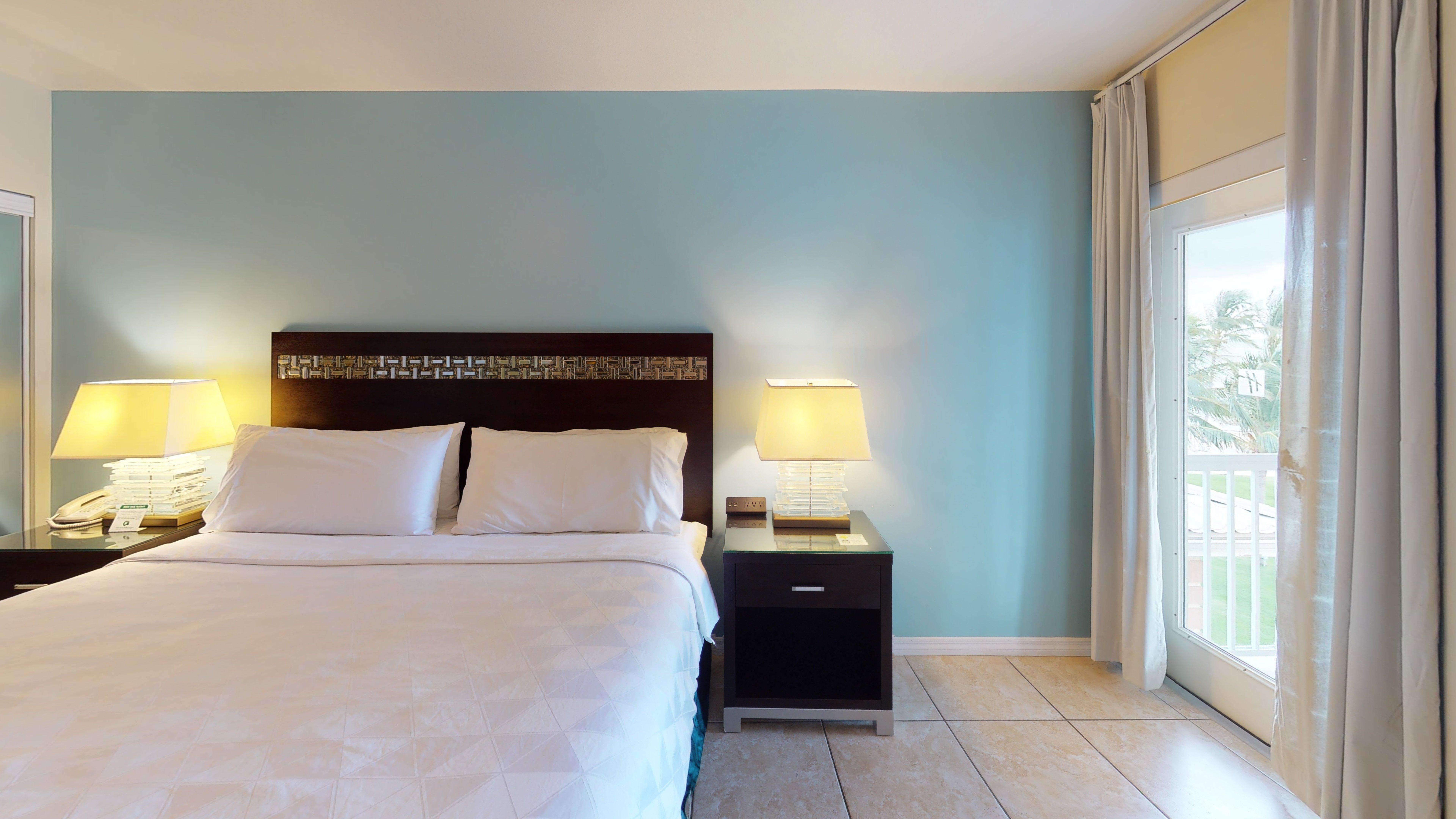 جناح بسرير كينج بإطلالة على المسبح، Holiday Inn Resort Grand Cayman, an IHG Hotel 2/4