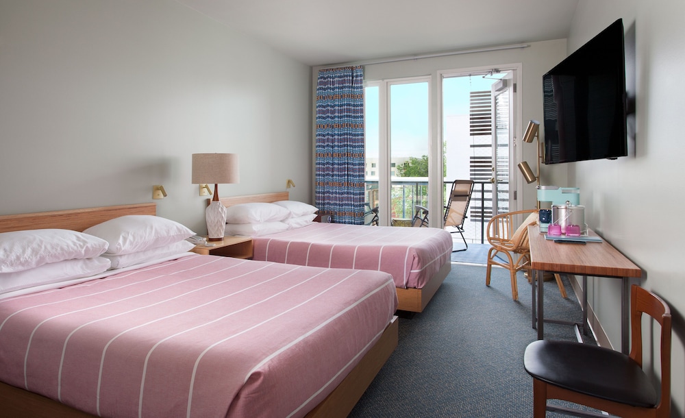 DELUXE, 2 QUEEN BEDS, COURTYARD VIEW, POOL SIDE