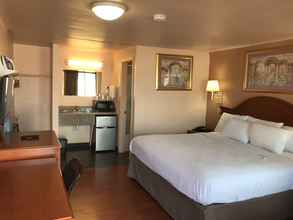 ROOM, KING BED