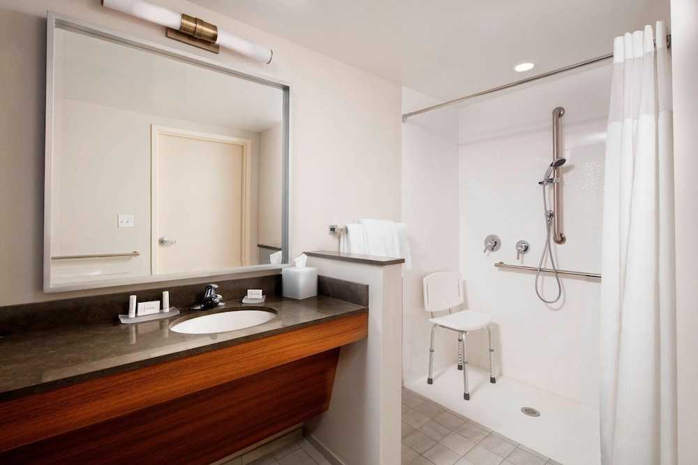 Fairfield Inn Suites Louisville Northeast 42/42