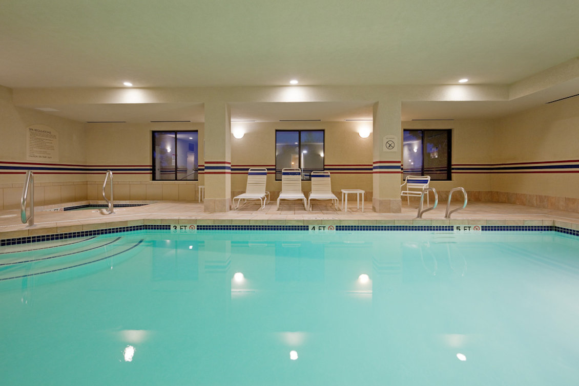 Holiday Inn Express Hotel And Suites Manchester Airport 38/72