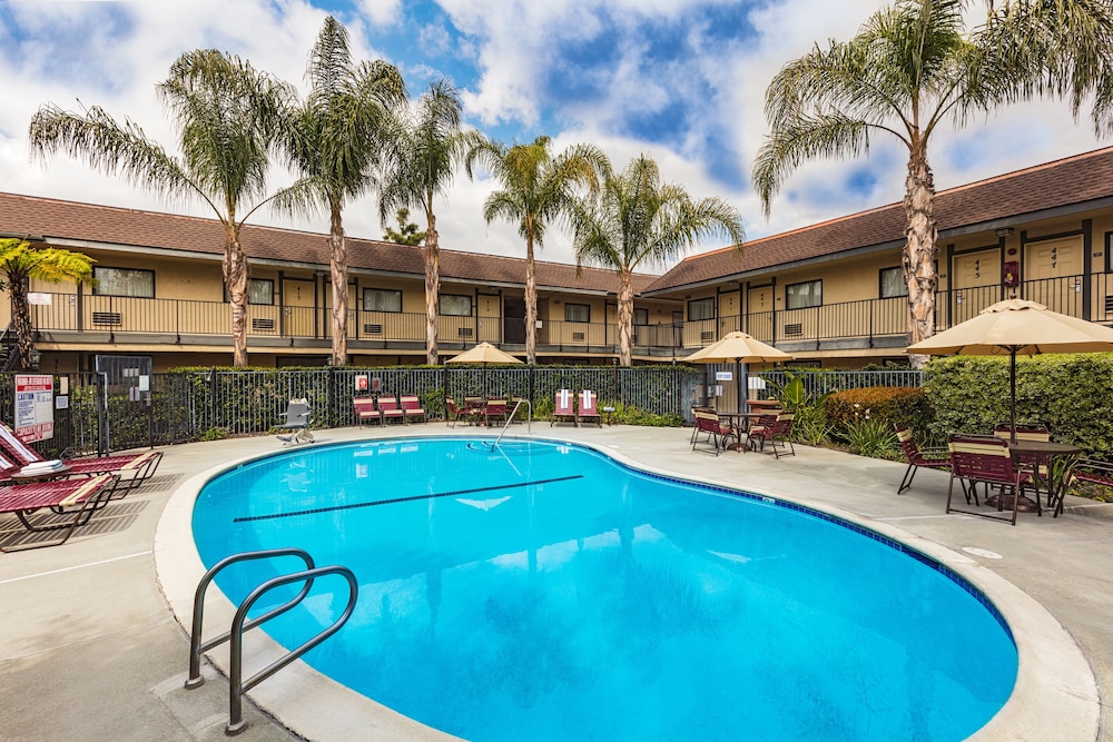 Lemon Heights Inn 4/58