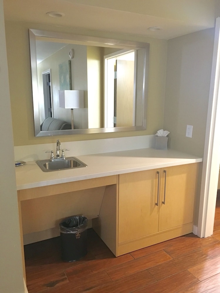Best Western Plus South Coast Inn 59/72