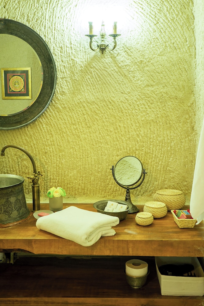Hezen Cave Hotel 50/50