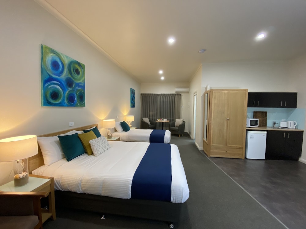 Coastal Waters Motor Inn 18/73