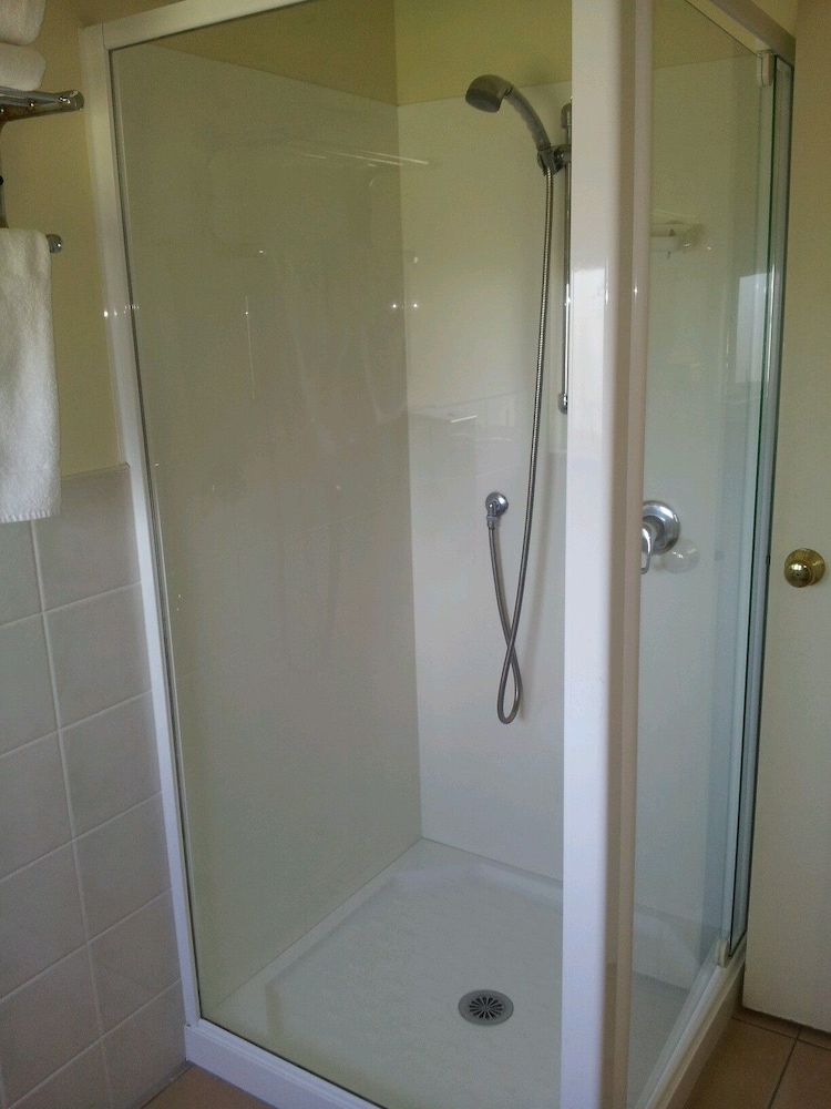 Avondale Motor Inn 35/36