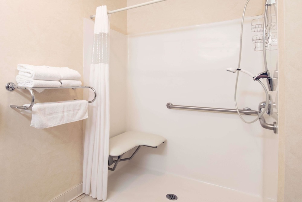 Howard Johnson by Wyndham Oacoma Hotel and Suites 14/31