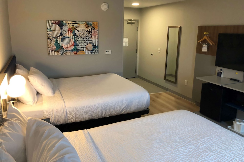Microtel Inn and Suites by Wyndham Hot Springs 12/29