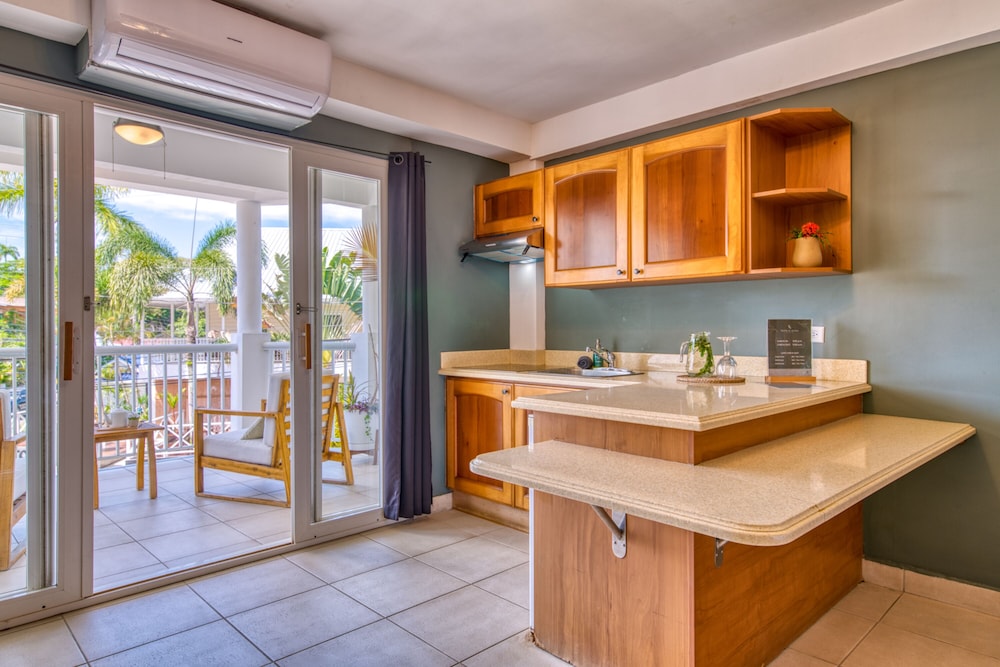 Tropical Suites Hotel 9/67