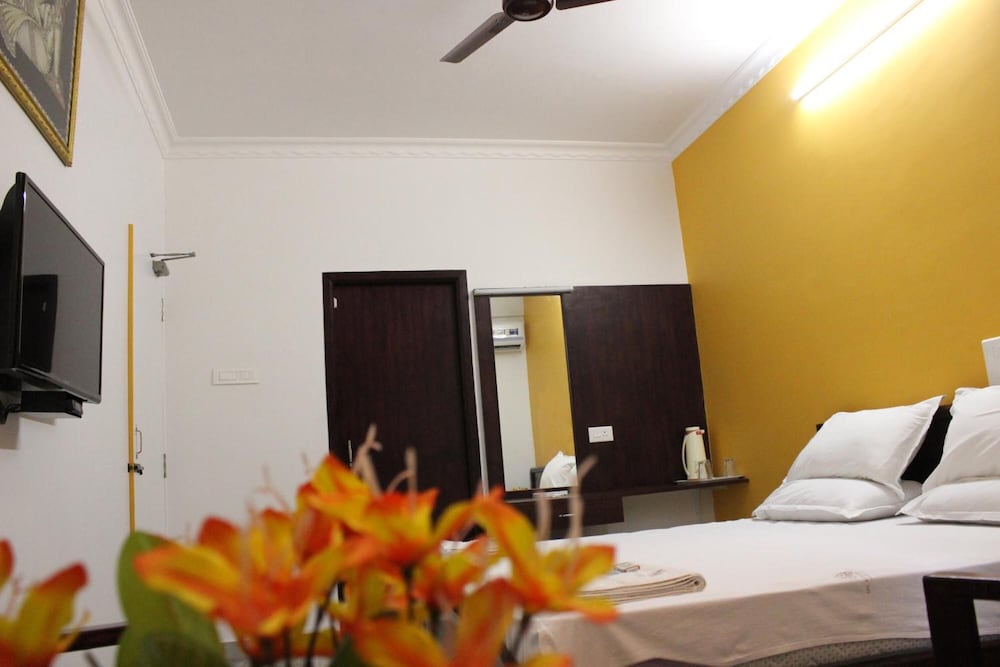 Sri Aarvee Hotels 14/30