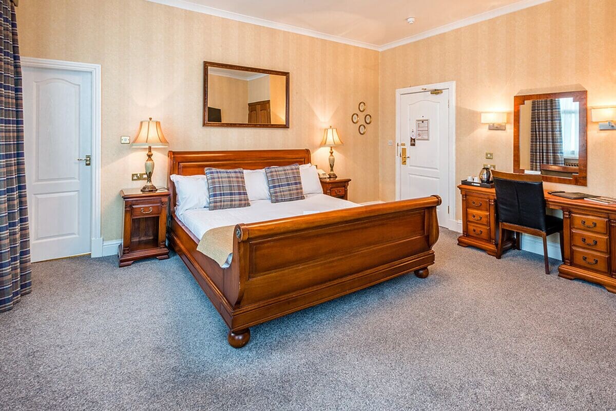 EXECUTIVE, KING BED