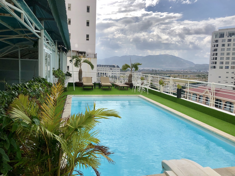 Sunny Hotel 2/54