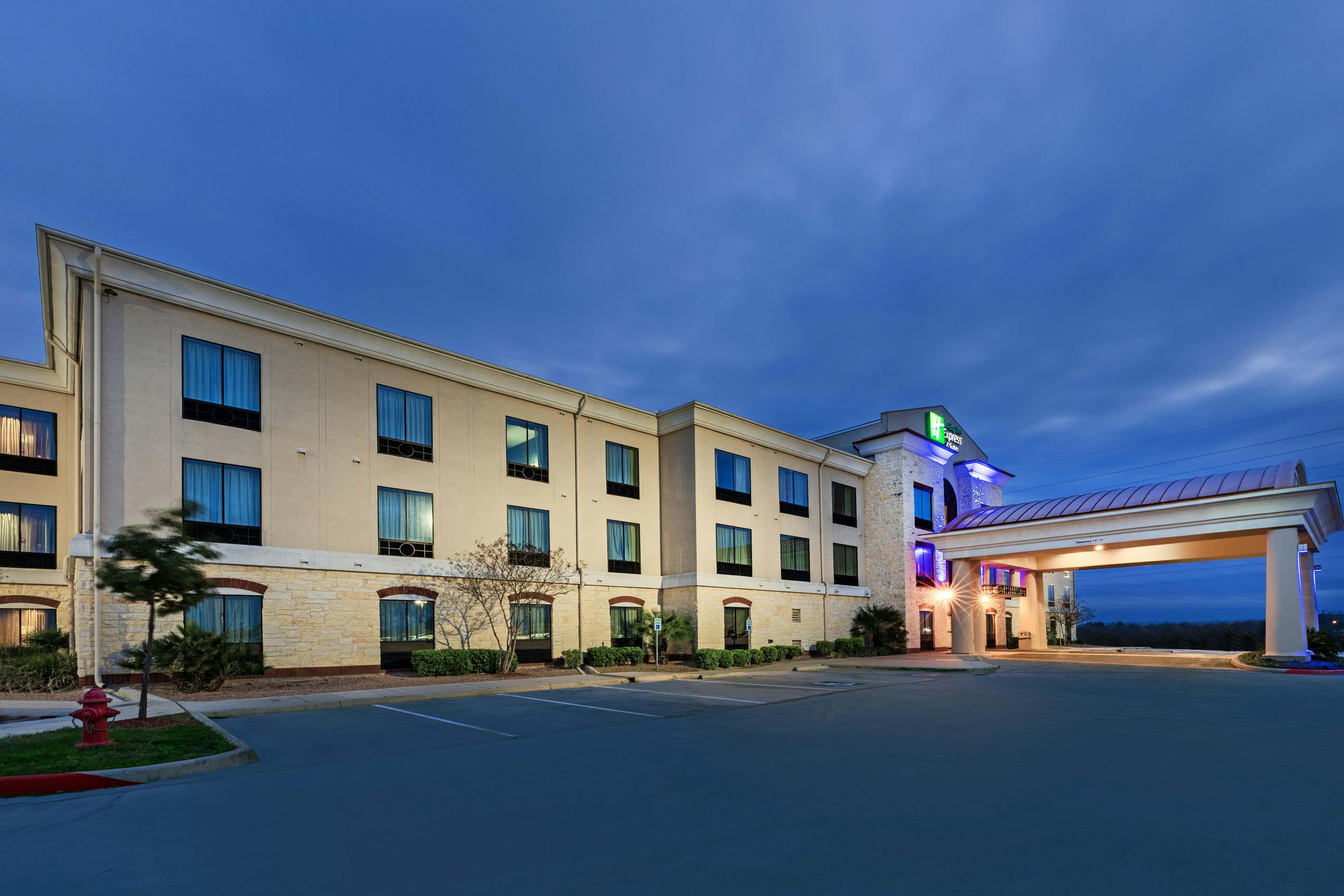Holiday Inn Express Suites Floresville 6/58