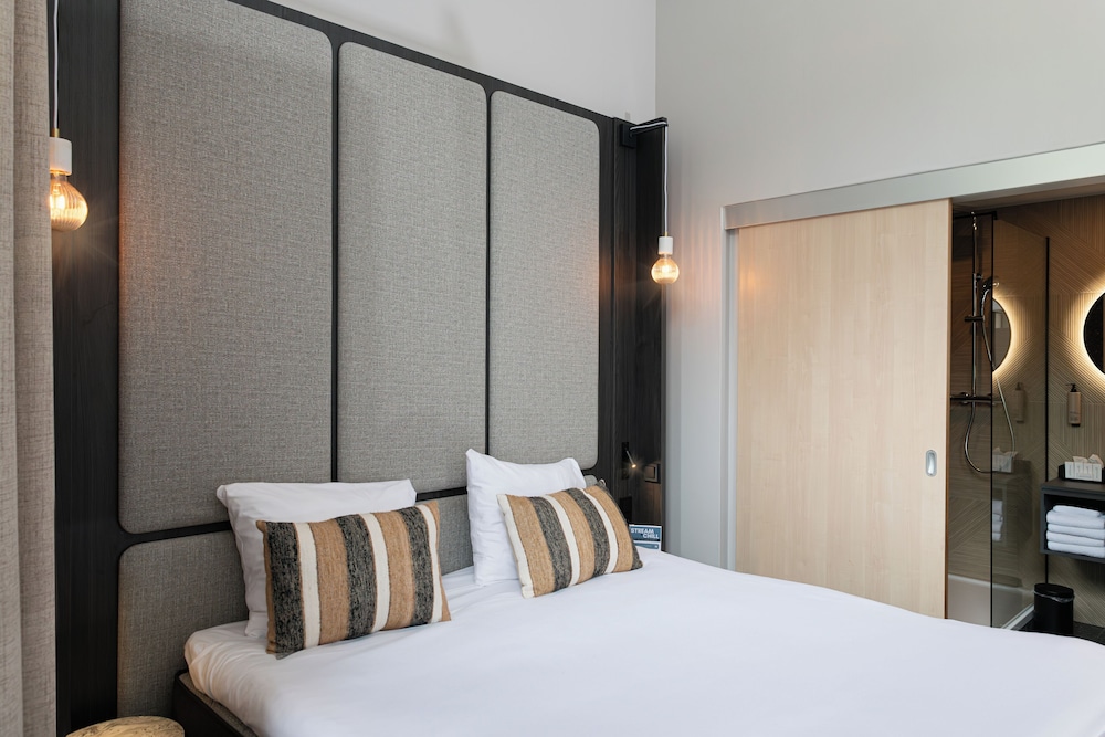 غرفة ديلوكس بسرير كينج، GOLDEN TULIP KEYSER BREDA 2/8
