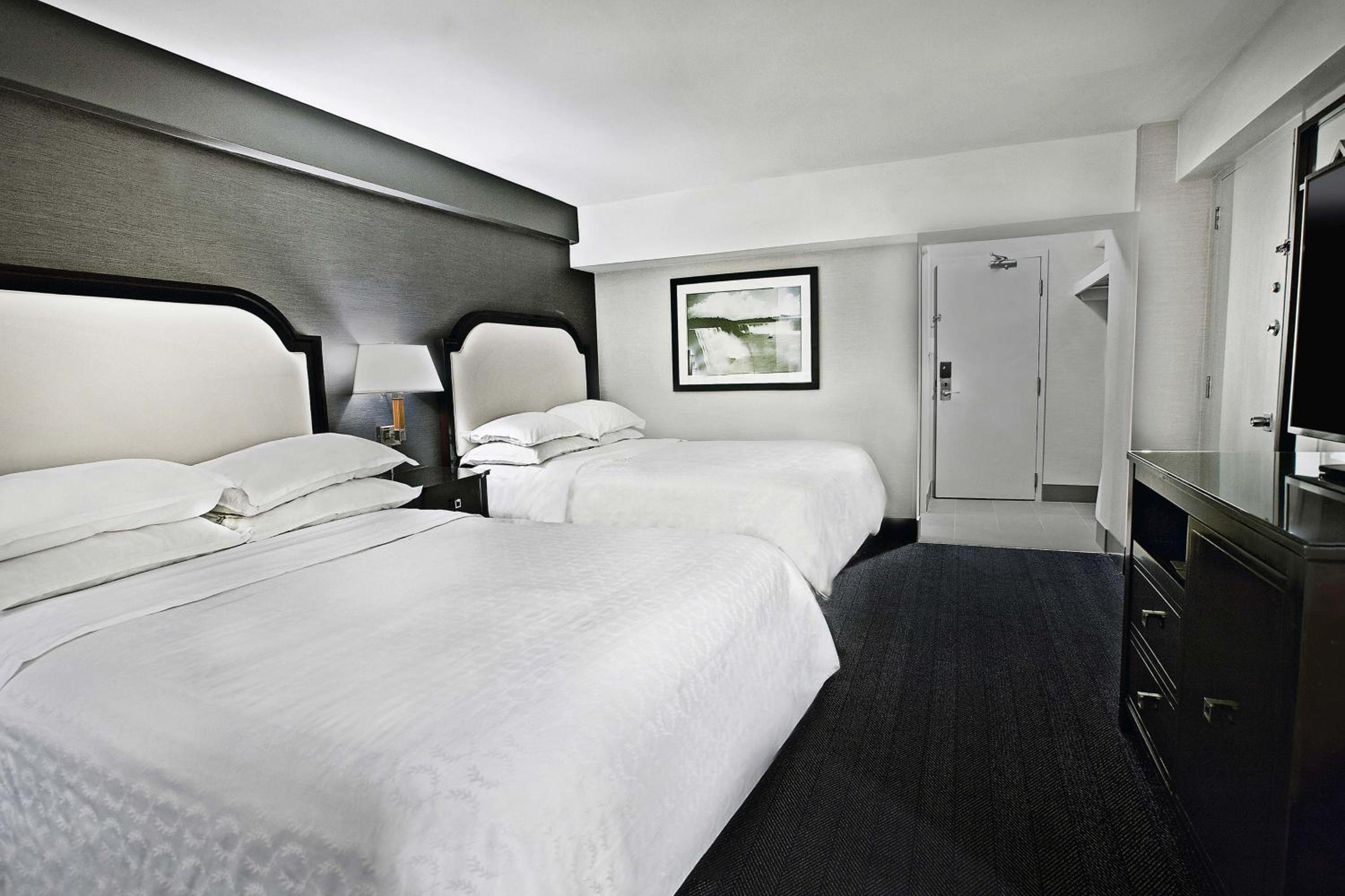 Guest Room, King Bed, 2 Queen Beds, No Window, Sheraton Fallsview Hotel 2/6