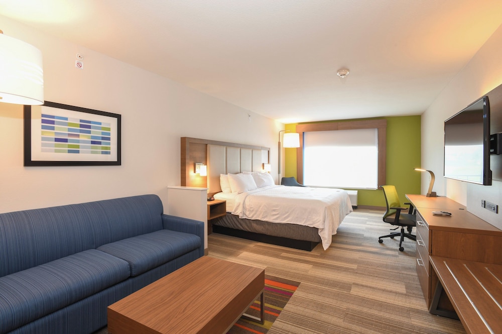 جناح بسرير كينج بغرفة نوم واحدة بمنطقة جلوس، Holiday Inn Express Hotel Suites Richwood Cincinnati South 5/8