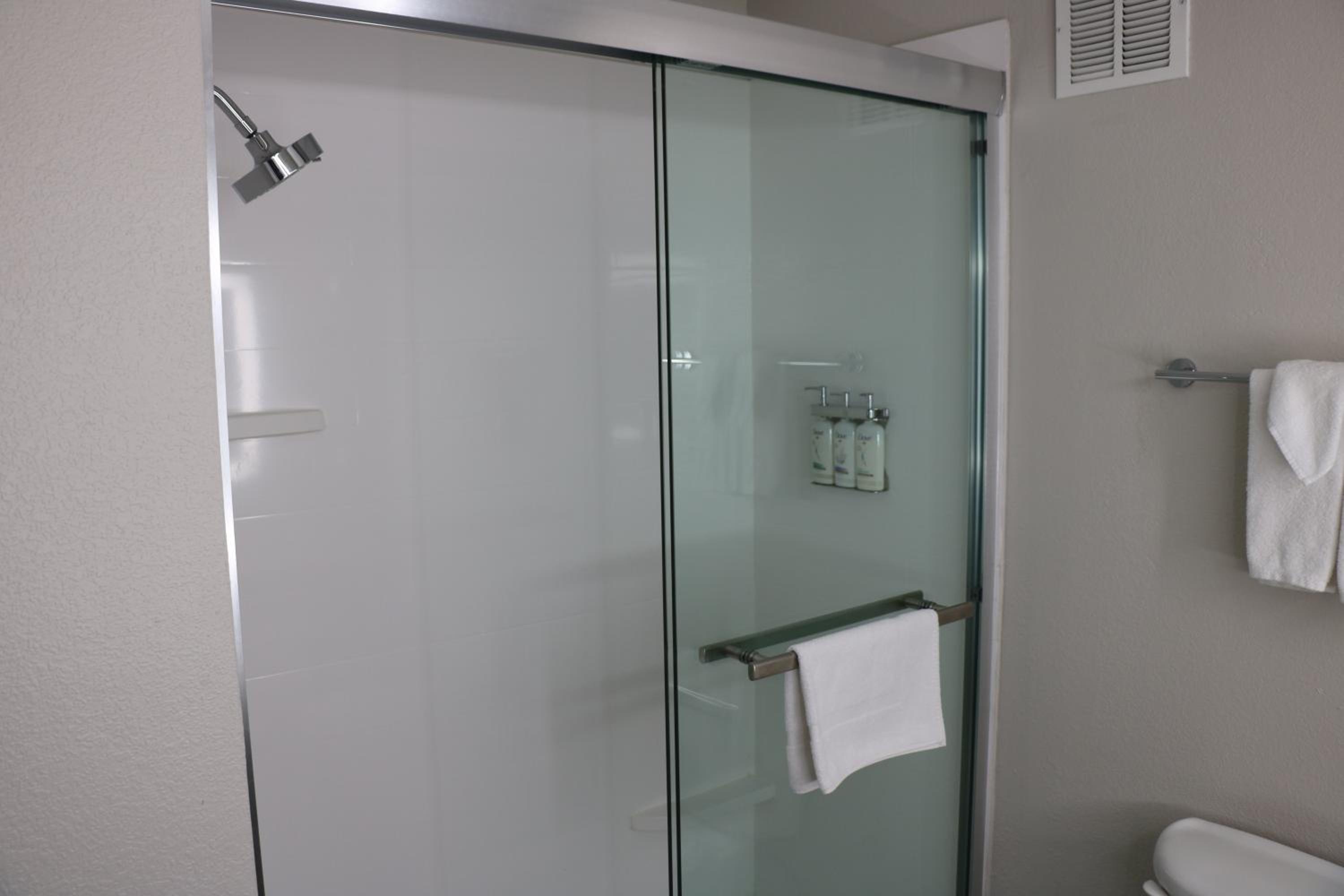 جناح بسرير كينج بغرفة نوم واحدة مع أريكة، Holiday Inn Express & Suites Marquette, an IHG Hotel 4/4