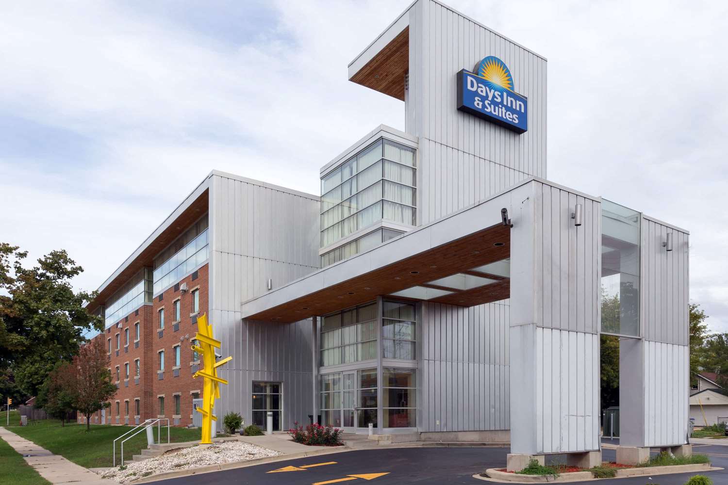 Days Inn Suites By Wyndham Milwaukee 2/40