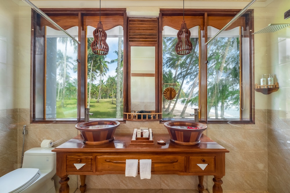 Coco Palm Beach Resort Spa 50/50