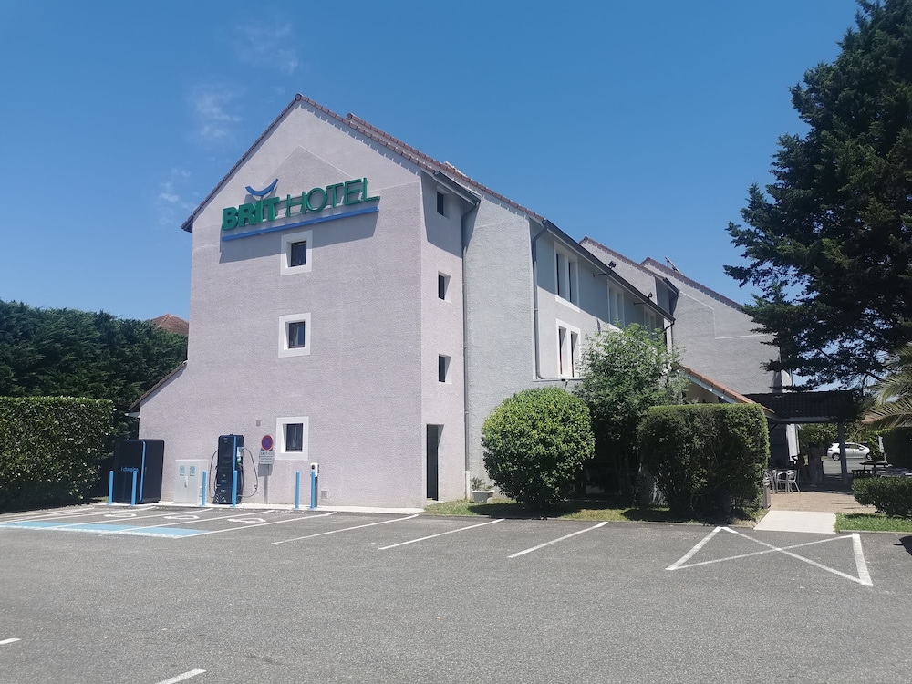 Brit Hotel Confort Pau Lons 30/36