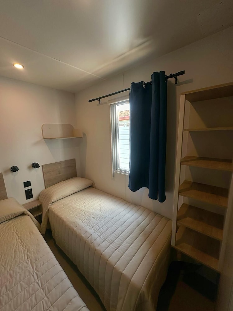 Deluxe, 1 Double and 4 Single Beds
