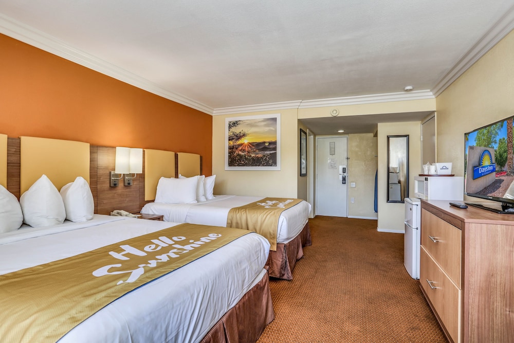 Days Inn by Wyndham Palm Springs 2/25