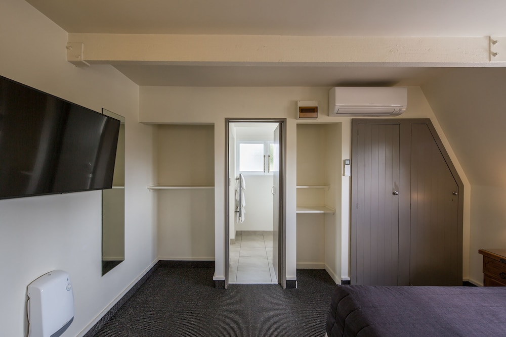 Pavilions Hotel 9/69