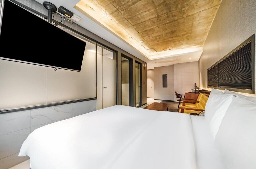 DELUXE, DOUBLE BED