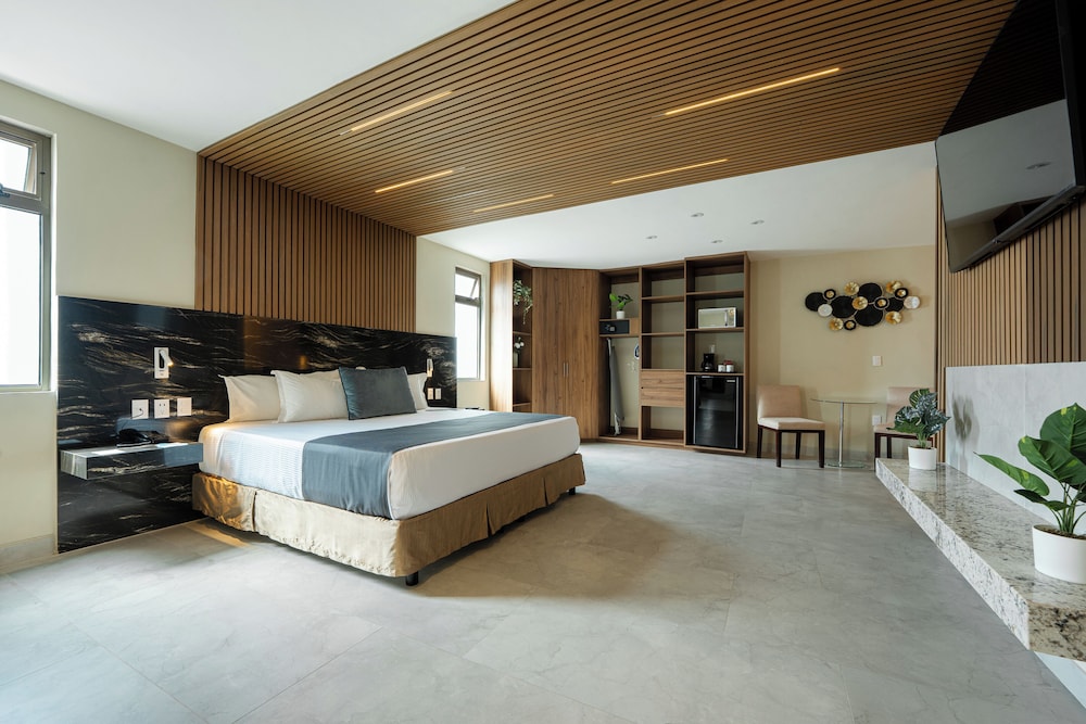 SUPERIOR, KING BED, POOL SIDE, SOFA, JETTED TUB