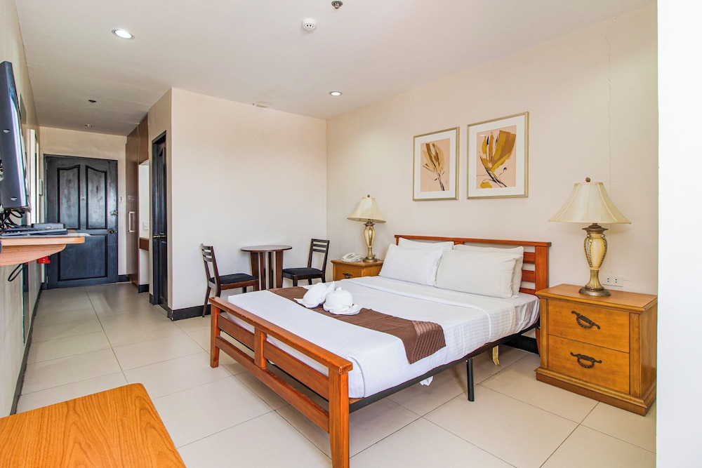 Main Hotel And Suites 33/67