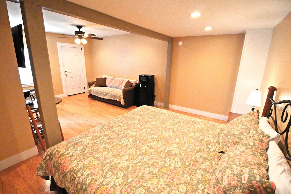 Peach Tree Inn & Suites 33/67