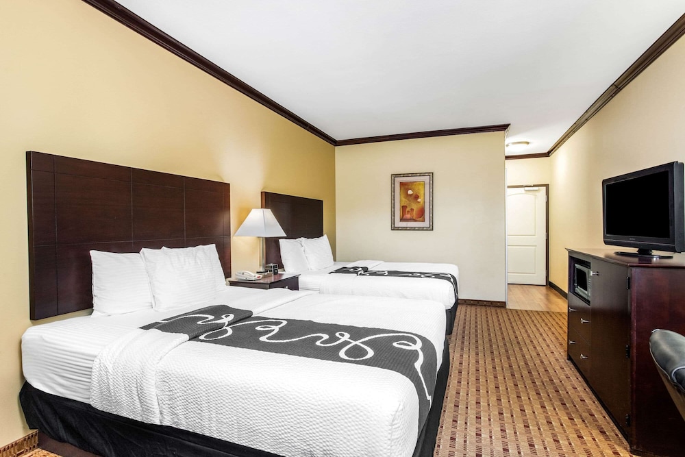 La Quinta Inn & Suites by Wyndham Ennis 17/50