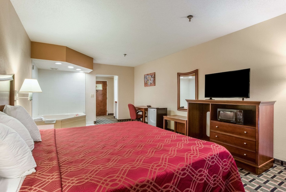 Econo Lodge Inn & Suites Marietta near Dobbins ARB 19/45